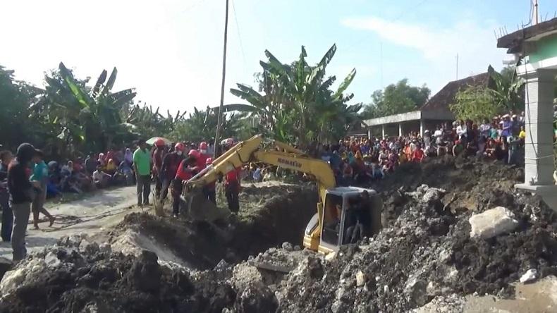 title Warga Bojonegoro Tertimbun Longsor saat Gali Sumur, Alat Berat Dikerahkan untuk Evakuasi Warga Bojonegoro Tertimbun Longsor saat Gali Sumur, Alat Berat Dikerahkan untuk Evakuasi