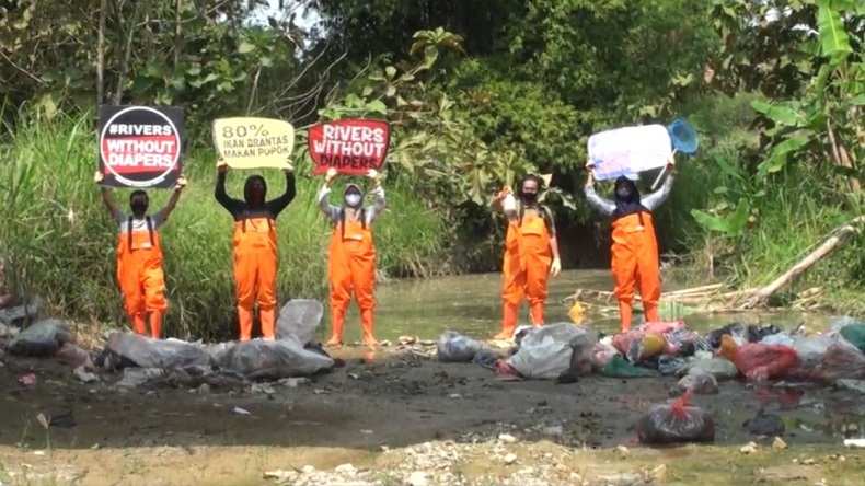 Sampah Popok Sekali Pakai Menumpuk di Sungai Mojokerto, Timbulkan Bau Busuk