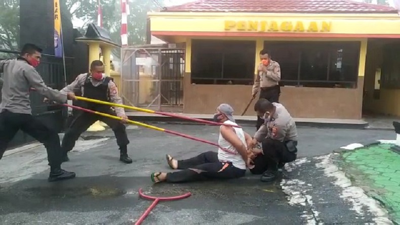 Petugas Polres Kobar Kini Pakai Senjata Samurai Jepang untuk Hadapi Serangan OTK