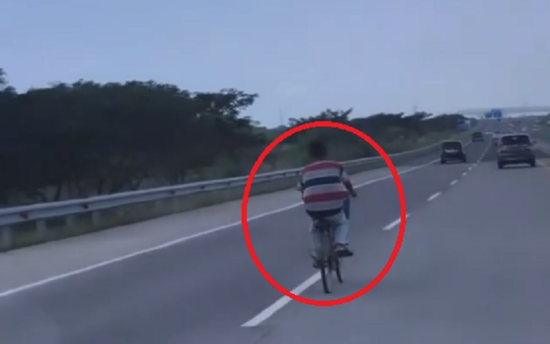 title Viral Pesepeda Gowes Santai Masuk Jalan Tol Cipali Viral Pesepeda Gowes Santai Masuk Jalan Tol Cipali