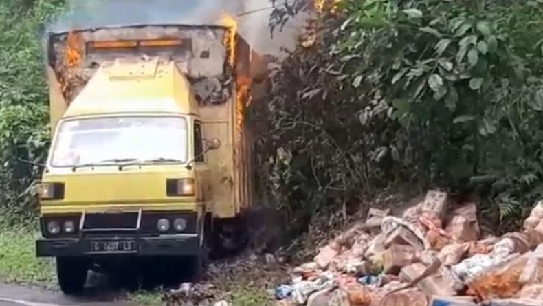 Truk Tabrak Tiang Listrik karena Gagal Menanjak, Sopir dan Kernet Tewas Tersetrum