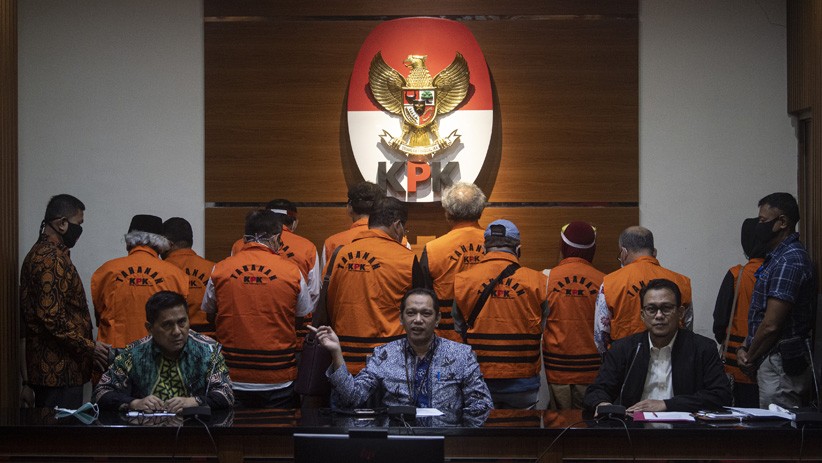 Terlibat Kasus Suap, 11 Mantan Anggota DPRD Sumut Kompak Pakai Rompi Tahanan KPK - Bagian 1