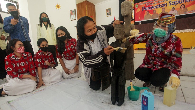 Jaga Warisan Budaya, Pelajar Palangka Raya Bersihkan Patung Sapundu Dayak - Bagian 1