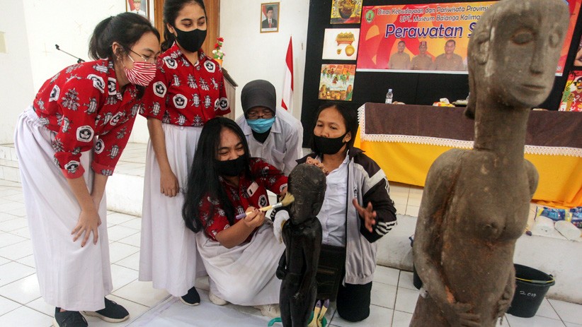 Jaga Warisan Budaya, Pelajar Palangka Raya Bersihkan Patung Sapundu Dayak - Bagian 2