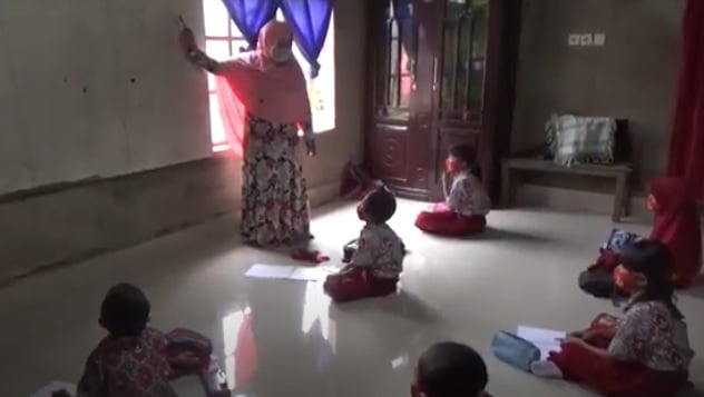 title Tak Semua Siswa Punya Ponsel, Guru di Kendari Mengajar Keliling ke Rumah-Rumah Tak Semua Siswa Punya Ponsel, Guru di Kendari Mengajar Keliling ke Rumah-Rumah