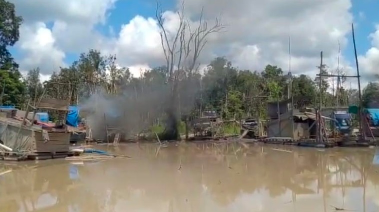 Polisi Bakar Belasan Dompeng di Bungo, Puluhan Penambang Emas Liar Kabur