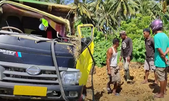 Dump Truk Terbalik di Jalan Trans Sulawesi Pasangkayu akibat Rem Blong, 1 Tewas