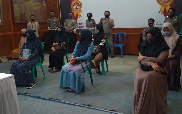 title 7 Emak-Emak yang Joget TikTok di Tol Sentono Pekalongan Dipanggil Polisi 7 Emak-Emak yang Joget TikTok di Tol Sentono Pekalongan Dipanggil Polisi