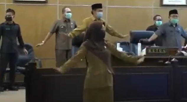 title Video Viral Anggota DPRD Sidoarjo Goyang Penguin saat Sidang Paripurna Video Viral Anggota DPRD Sidoarjo Goyang Penguin saat Sidang Paripurna