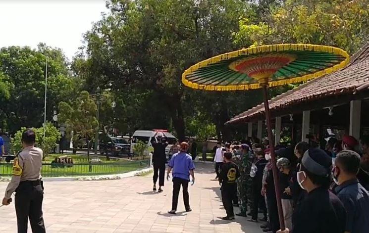 title Kedatangan Jenazah Sultan Sepuh Cirebon Disambut Isak Tangis Keluarga Kedatangan Jenazah Sultan Sepuh Cirebon Disambut Isak Tangis Keluarga