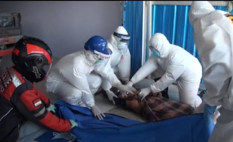 Pengunjung Warung di Mojokerto Tewas Mendadak, Dievakuasi dengan Protokol Covid-19