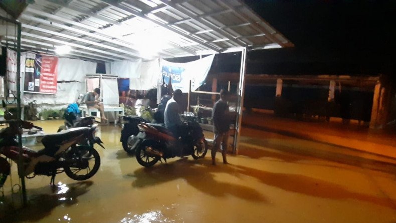 Diguyur Hujan Lebat, Banjir hingga Puting Beliung Terjadi di Padang