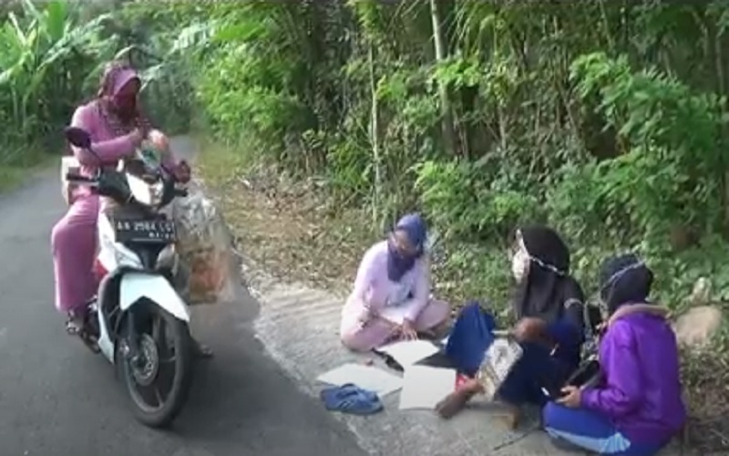 title Susah Sinyal Internet, Kakak Adik Ini Belajar di Pinggir Jalan Susah Sinyal Internet, Kakak Adik Ini Belajar di Pinggir Jalan