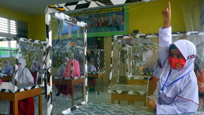 Belajar secara Tatap Muka, Ruang Kelas Sekolah di Solok Gunakan Sekat - Bagian 2