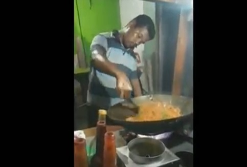 Viral Penjual Nasi Goreng di Pasuruan Masak Sambil Tidur, Pembeli Rela Antre