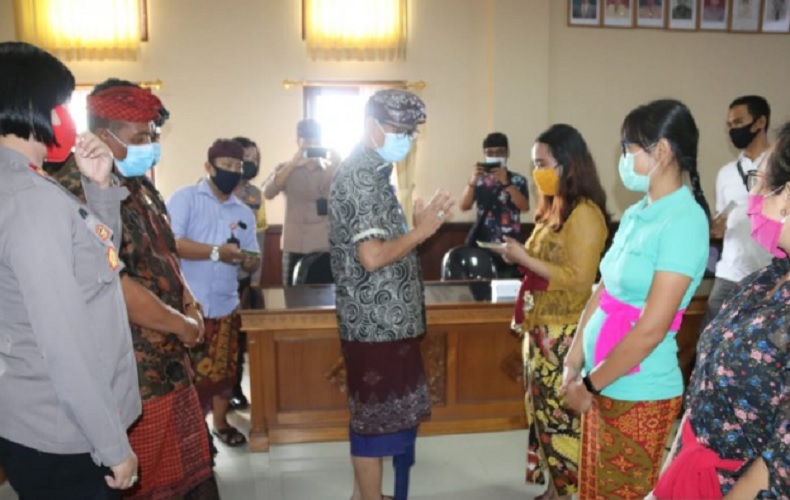 Ribuan Korban PHK akibat Pandemi Covid-19 di Badung Bali Terima Bansos