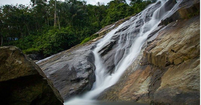 Terpikat Keindahan Air  Terjun  Bayang Sani Terlihat Unik 