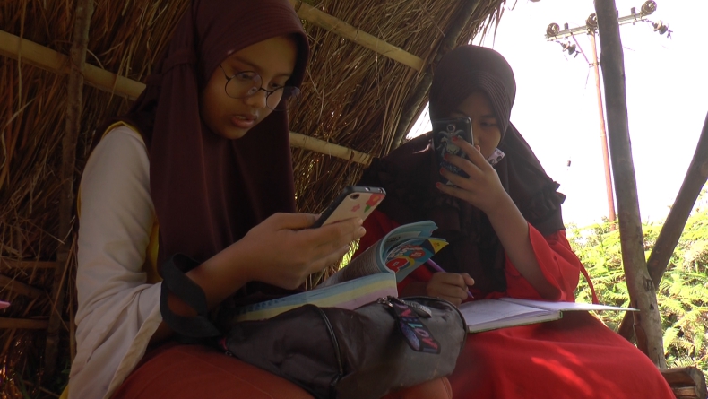 Perjuangan Pelajar Agam, Berburu Sinyal ke Kelok HP untuk Sekolah Daring