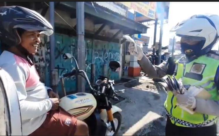 title Operasi Patuh Lodaya, Polres Majalengka Bagi-Bagi Masker ke Pengendara Motor Operasi Patuh Lodaya, Polres Majalengka Bagi-Bagi Masker ke Pengendara Motor