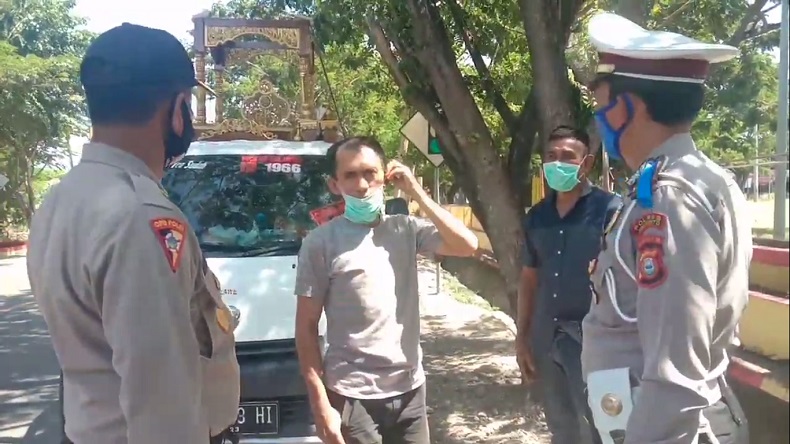 Operasi Patuh di Jeneponto, Polisi Temukan Sopir Simpan Parang di Dalam Mobil