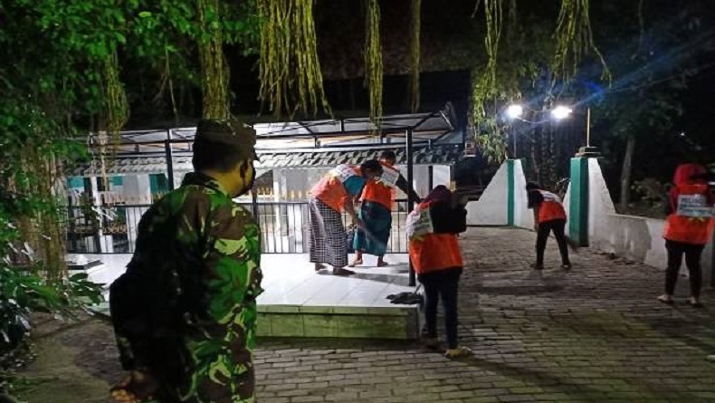 Nongkrong Lewati Jam Malam, 6 Remaja di Sidoarjo Disuruh Bersihkan Kuburan