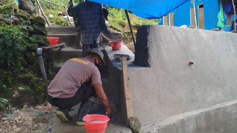 TNI-Polri Kerja Sama Bangun Jalan dan Talud di Kota Ambon dalam Program TMMD