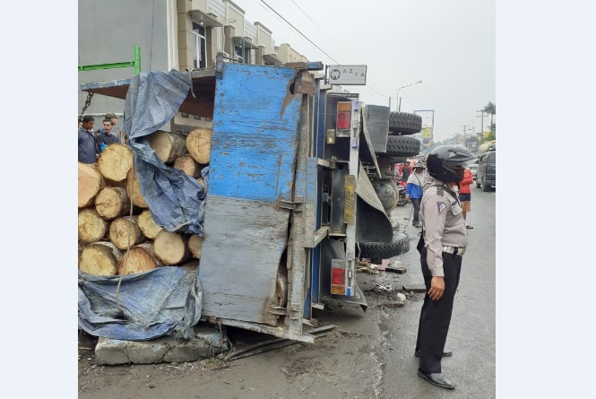 Perbaiki Ban Pecah, Sopir di Medan Tewas Mengenaskan Tertimpa Truk Muatan Kayu