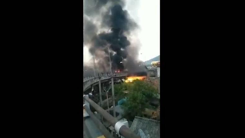 title Kebakaran Hebat di Bawah Fly Over Merak Cilegon, Lalu Lintas Macet Panjang Kebakaran Hebat di Bawah Fly Over Merak Cilegon, Lalu Lintas Macet Panjang