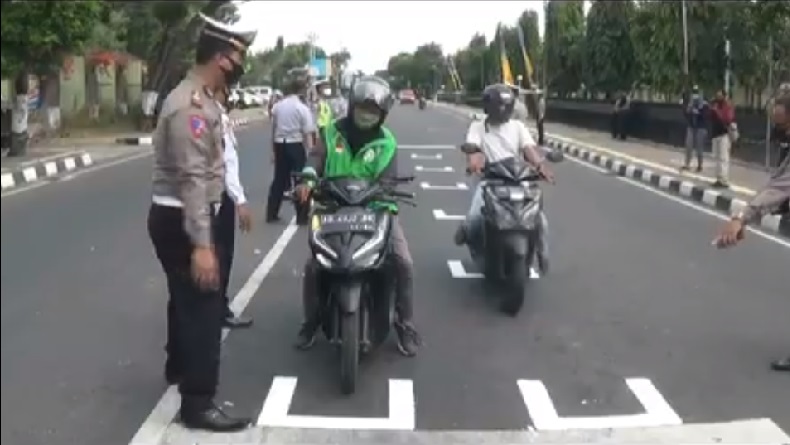 Polisi Bikin Marka Jalan Mirip Garis Start Balapan Motor GP di Yogyakarta