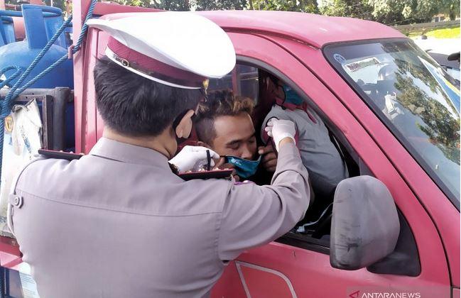 title Polda Jabar Sasar Pengendara Tak Pakai Masker saat Operasi Patuh Lodaya Polda Jabar Sasar Pengendara Tak Pakai Masker saat Operasi Patuh Lodaya
