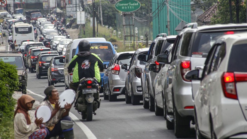 Libur Akhir Pekan, Jalur Puncak Bogor Dipadati Kendaraan - Bagian 3