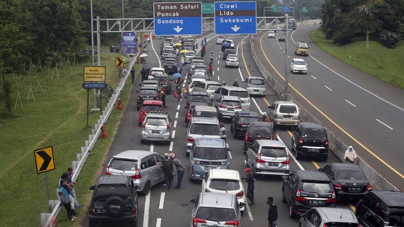 Libur Akhir Pekan, Jalur Puncak Bogor Dipadati Kendaraan - Bagian 2