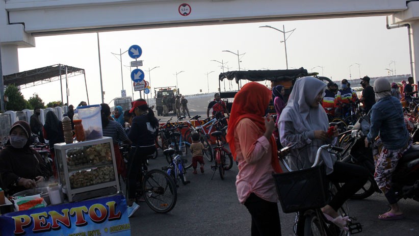 Jembatan Suroboyo Ditutup untuk Cegah Kerumunan Warga saat Pandemi Covid-19 - Bagian 2