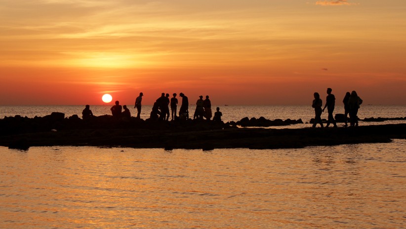 Menikmati Keindahan Matahari Tenggelam Di Pantai Kuri Caddi Sulawesi Selatan