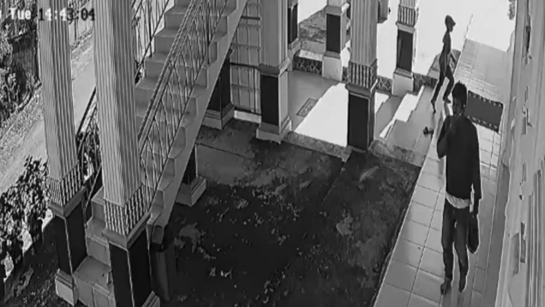 Sambil Bawa Anak, Pasutri di Tanah Datar Mencuri Kotak Amal di Masjid