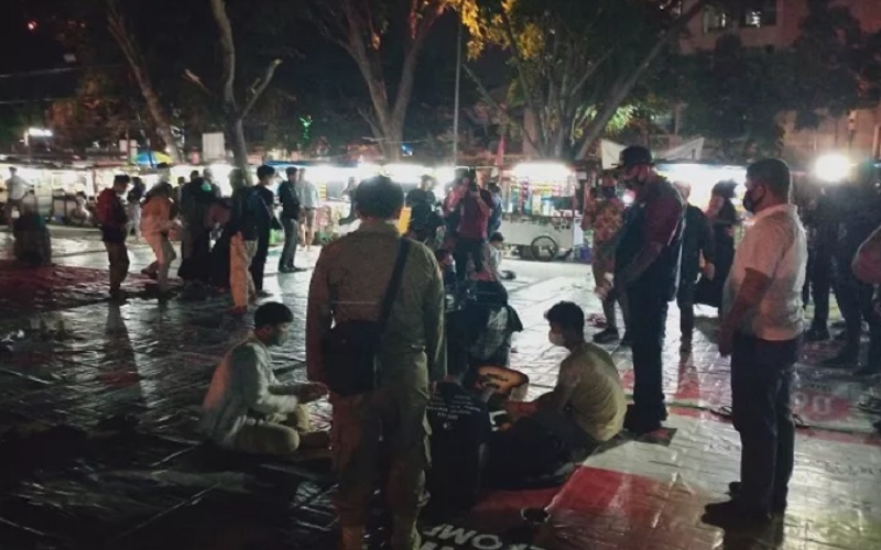 Asyik Nongkrong Malam Minggu, Warga di Alun-Alun Bekasi Dibubarkan Petugas