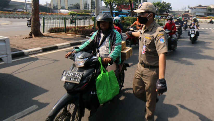 Satpol PP Gencar Razia Masker di Pasar Senen - Bagian 3