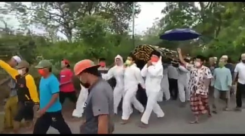 title Ratusan Warga di Pasuruan Antar Jenazah Probable Covid-19 ke Permakaman Ratusan Warga di Pasuruan Antar Jenazah Probable Covid-19 ke Permakaman