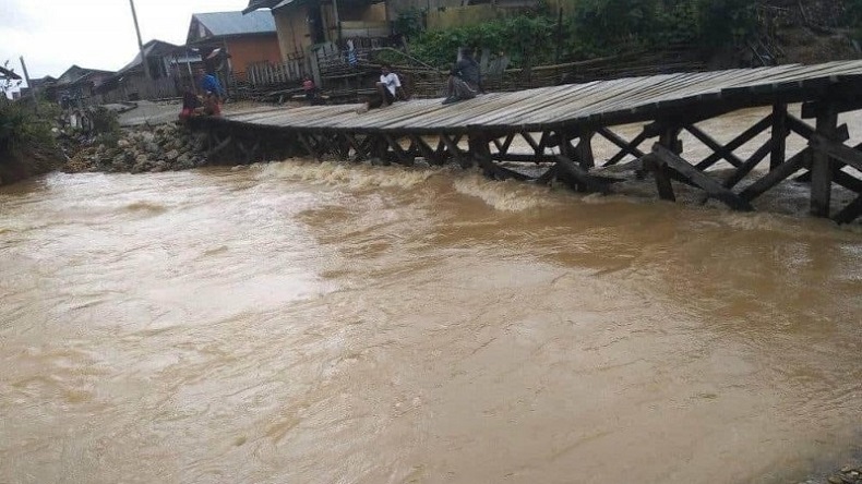 title Tak Kuat Menahan Arus Sungai yang Meluap, Jembatan di Pulau Taliabu Ambruk Tak Kuat Menahan Arus Sungai yang Meluap, Jembatan di Pulau Taliabu Ambruk