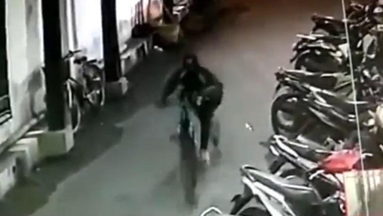 title Maling Sepeda Beraksi di Masjid Probolinggo, Pencurian Terekam CCTV Maling Sepeda Beraksi di Masjid Probolinggo, Pencurian Terekam CCTV