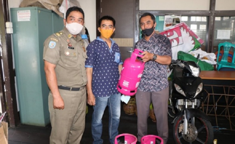 title Ditertibkan Satpol PP, Pengusaha di Pontianak Tukar Tabung Gas Subsidi ke Nonsubsidi Ditertibkan Satpol PP, Pengusaha di Pontianak Tukar Tabung Gas Subsidi ke Nonsubsidi