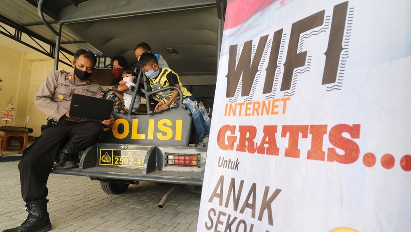 Siswa Belajar di Kantor Polisi, Manfaatkan Internet Gratis - Bagian 1