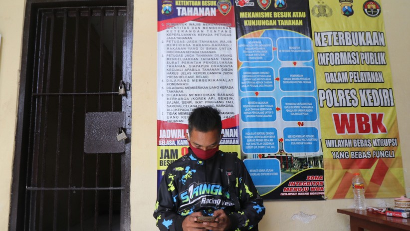 Siswa Belajar di Kantor Polisi, Manfaatkan Internet Gratis - Bagian 2