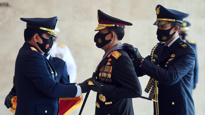 Kapolri Terima Tiga Tanda Kehormatan dari Panglima TNI - Bagian 1