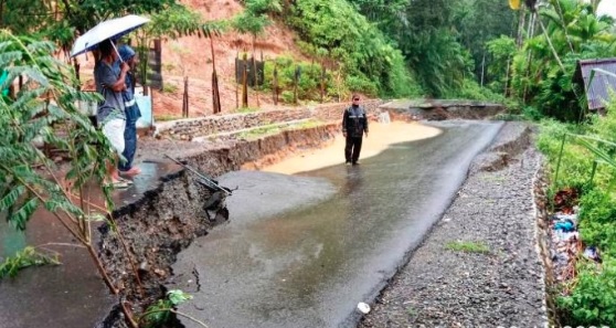 title Jalan di Aceh Barat Ambles 30 Meter akibat Hujan Deras, Arus Lau Lintas Lumpuh Jalan di Aceh Barat Ambles 30 Meter akibat Hujan Deras, Arus Lau Lintas Lumpuh