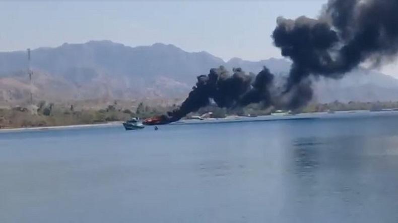Kapal Ikan Hangus Terbakar di Perairan NTT Perbatasan dengan Timor Leste