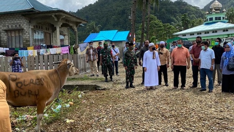 Kunker ke Kabupaten Buru Selatan, Kapolda Maluku Sumbangkan Hewan Kurban