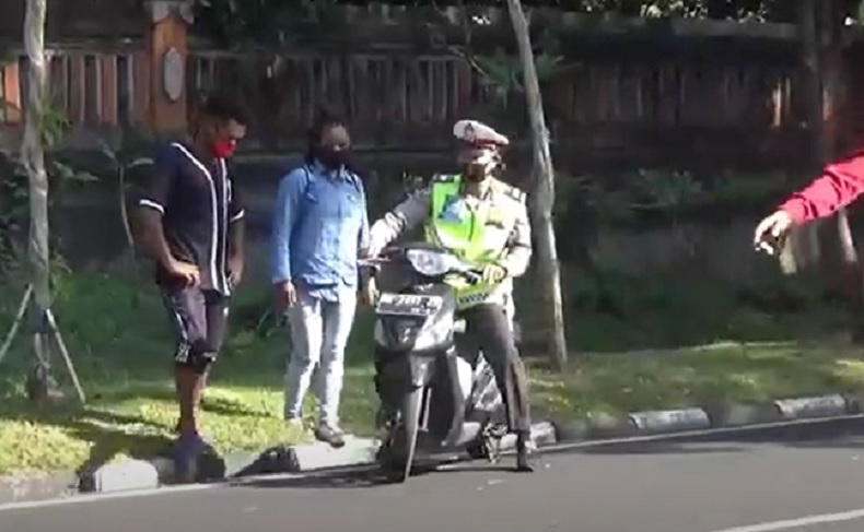 title Hindari Razia, Puluhan Pemotor Balik Arah Terjaring Operasi Patuh Lempuyang di Bali Hindari Razia, Puluhan Pemotor Balik Arah Terjaring Operasi Patuh Lempuyang di Bali
