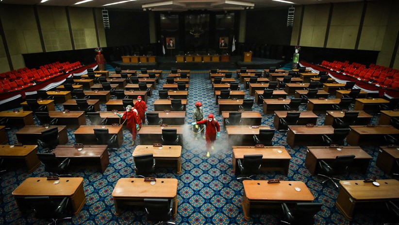 Anggota Dewan Positif Corona, Gedung DPRD DKI Jakarta Disemprot Disinfektan - Bagian 2