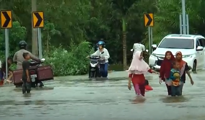 title Banjir di Aceh Barat Meluas Hingga 11 Kecamatan, Arus Lalu Lintas Lumpuh Banjir di Aceh Barat Meluas Hingga 11 Kecamatan, Arus Lalu Lintas Lumpuh